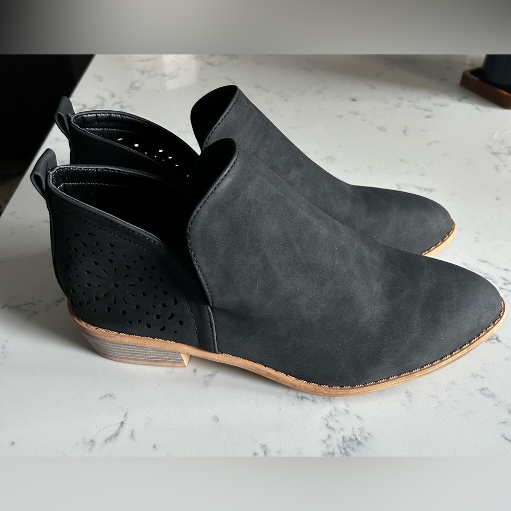 ROSY NWOT Hollow-Out Accent Bootie. Black. Size 43.